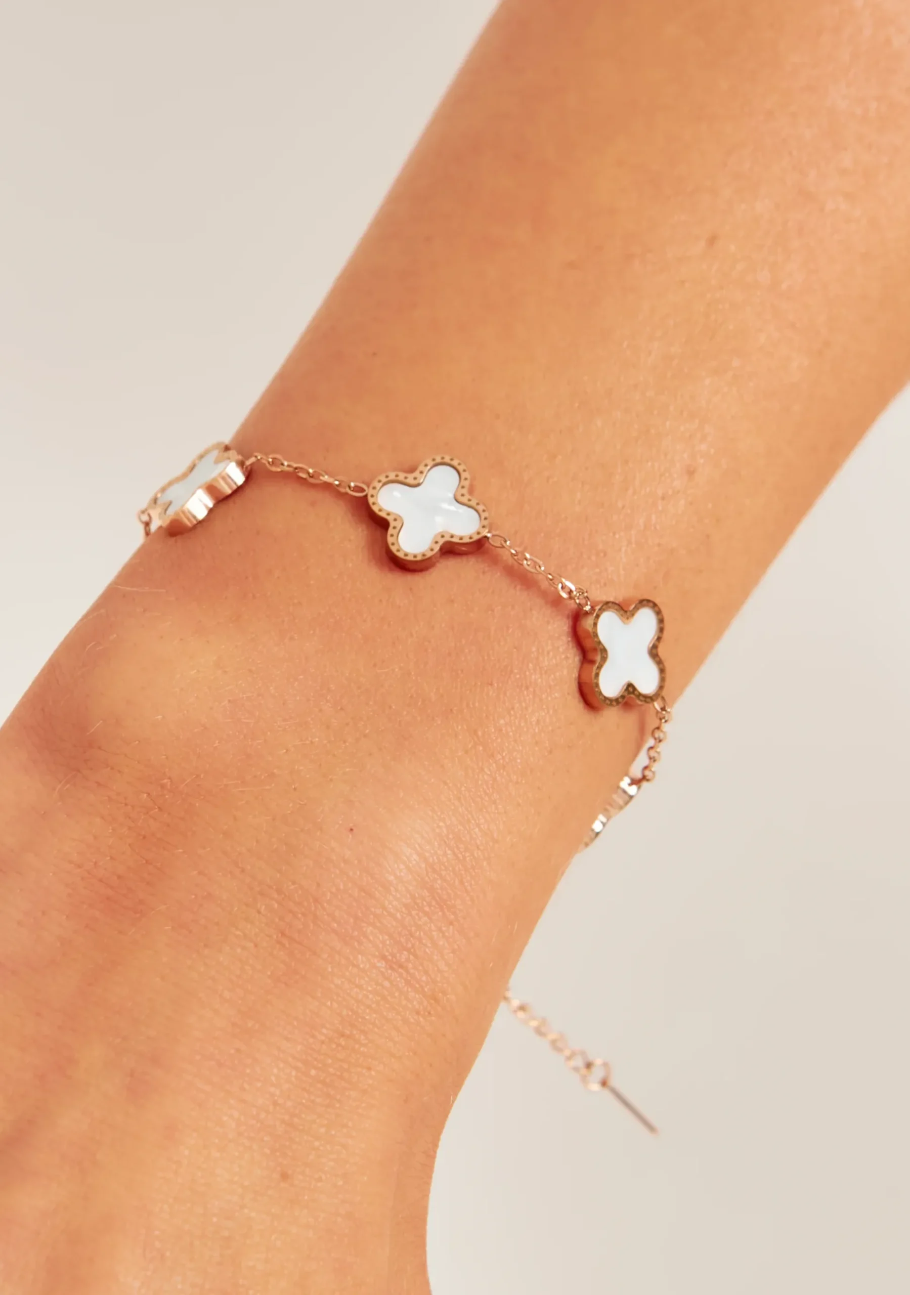 Cheap Cassia White Flower Detail Bracelet Women Bracelets