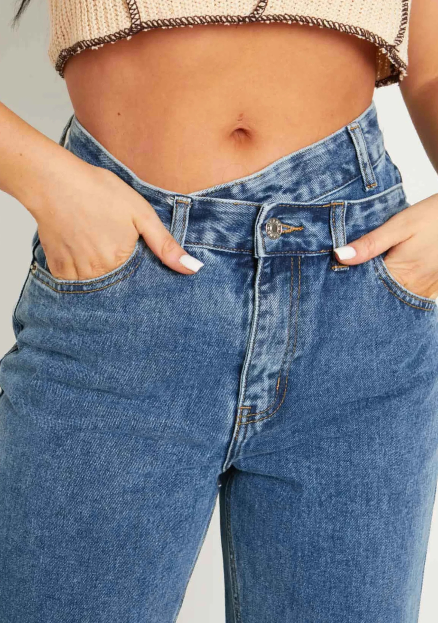 Elise Mid Wash Waist Button Detail Loose Fit Straight Leg Jeans^Missy Empire Best Sale